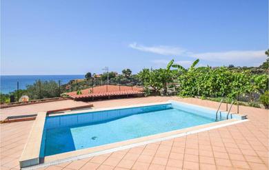 Apartments Stunning apartment in Ricadi with Outdoor swimming pool, WiFi and 2 Bedrooms