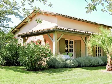 Дом отдыха Charming house with private spa and terrace near Duras