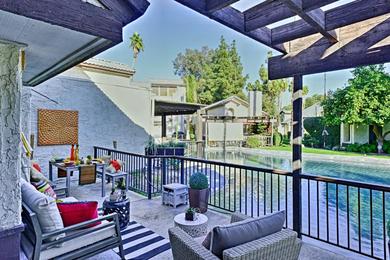  Palm Springs Townhome with Pool and Golf Access!