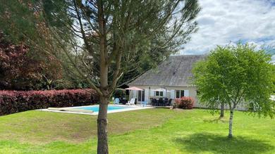 Holiday home Maison tout confort avec piscine chauffée au bord des rives de la Dordogne