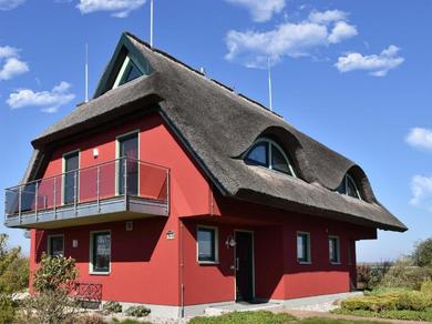 Отель Traumhaftes Reetdach gedecktes Ferienhaus mit Blick auf den Breetzer Bodden bis Hiddensee