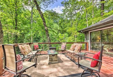 Дом отдыха Lake Toxaway Cabin with Fire Pit - 1Mi to Marina