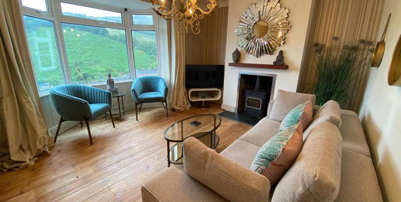 Holiday home Beautiful 5 Bedroom, Amazing Water & Valley Views