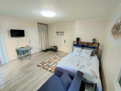 Apartments Lovely flat nearby Paris fully redone with free parking on premises and balcony