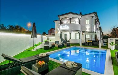 Holiday home Awesome home in Pula with 6 Bedrooms, WiFi and Outdoor swimming pool