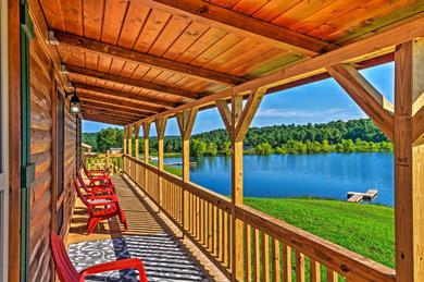 Holiday home Cozy Lakefront Cabin with On-Site Waterfall and Hiking
