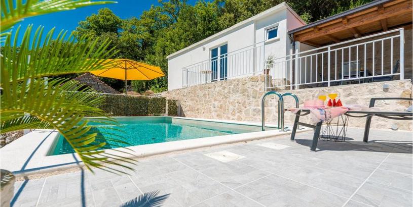 Holiday home Amazing home in Dubravica with Outdoor swimming pool, WiFi and 2 Bedrooms