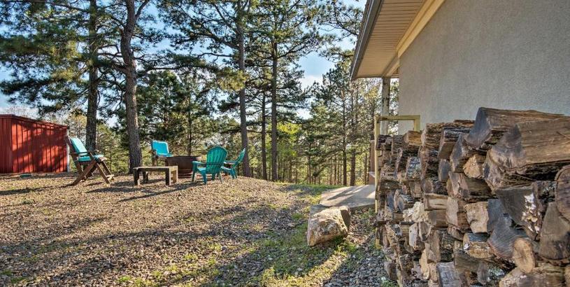 Дом отдыха Broken Bow Cottage with Deck, Hot Tub and Fire Pit!
