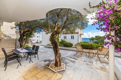 Apartments Studio at Zivogosce 50 m away from the beach with sea view enclosed garden and wifi