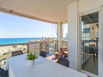 Pool, relax and comfort in beachfront apartment