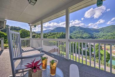 Holiday home Maggie Valley House with Mtn Views - 1 Mi to DT