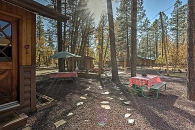 Holiday home Cozy Pinetop Cabin with Patio in Woodland Lake Park!