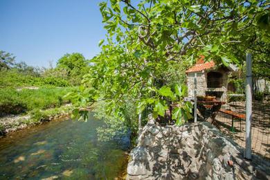 Holiday home House with large garden right next to the river
