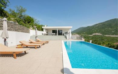 Holiday home Stunning Home In Zagvozd With 3 Bedrooms, Jacuzzi And Outdoor Swimming Pool