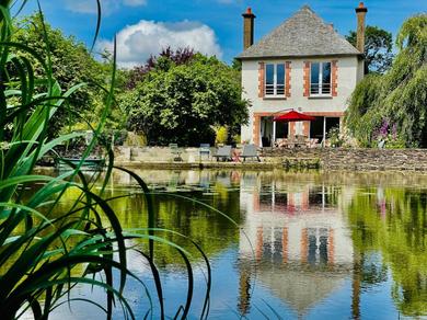 Holiday home Le Moulin de Bury, Maison de campagne au bord de la rivière à 13 kms au Sud de Rennes