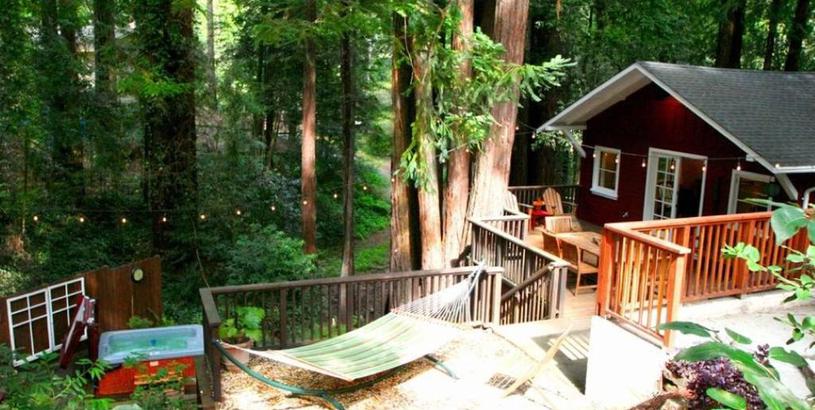 Дом отдыха Little Red House Plus! Redwoods! Hot Tub!! BBQ Grill! Fast WiFi! Near Golf Course!! Dog Friendly!