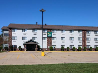 Отель Quality Inn & Suites Bloomington I-55 and I-74