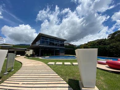 Villa 5 Star Resort Experience Exclusive Villa, Amazing Pool, Super Fast Wi-Fi, Stunning Mountain Views, Hear and See the River, 1 km Hiking Trail,