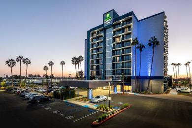 Отель Holiday Inn Express & Suites Santa Ana - Orange County, an IHG Hotel