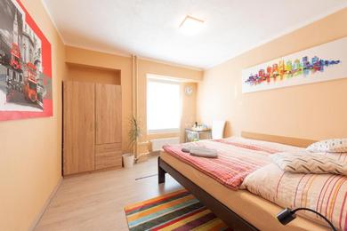 Guest house Cozy room at metro station, private bathroom, 9minutes oldtown, 15minutes airport, WiFi