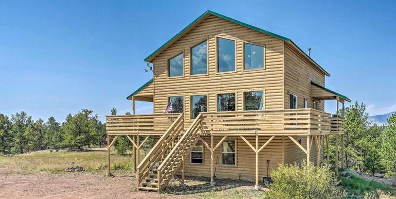 Holiday home Rustic Cabin on 4 Acres with Deck, Grill and Mtn View!