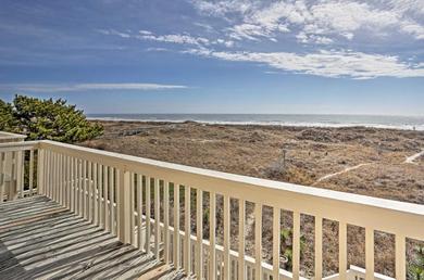  Family-Friendly Vacation Home Steps to Beach!
