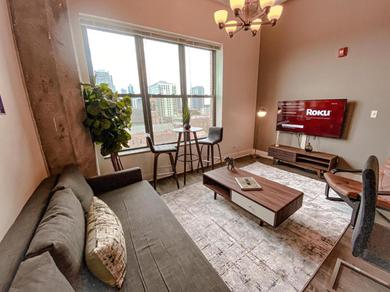 Апартаменты McCormick Place modern loft with an amazing city skyline view and optional parking for 6 guests