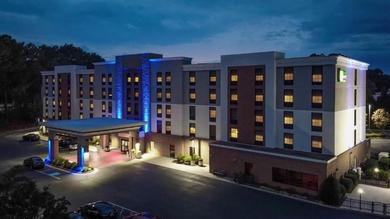 Отель Holiday Inn Express & Suites Newport News, an IHG Hotel