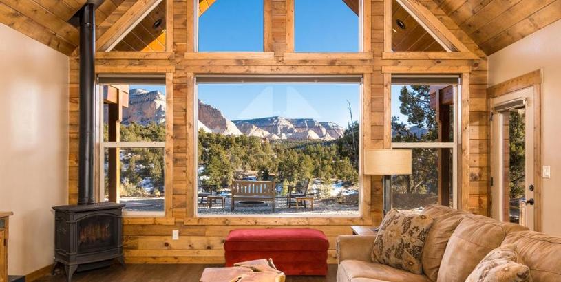 Holiday home Skyfall Cabin. Stunning views, Hot Tub, minutes from Zion