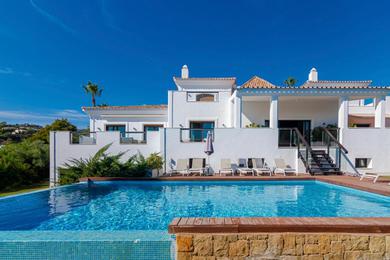 La Quinta Villa Sleeps 14 with Pool and Air Con