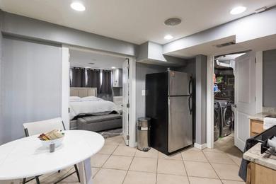Guest house Private Basement Apartment in Brentwood