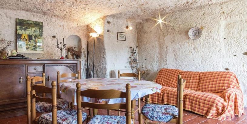 Holiday home A cave house with a splendid, historic charm