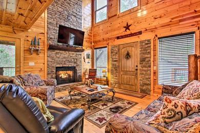 Holiday home Inviting Smoky Mtn Cabin Hot Tub-8mi to Dollywood