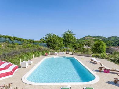 Plush Holiday Home in Belforte all Isauro with Swimming Pool