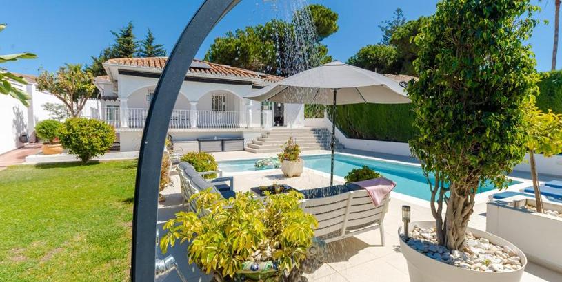  Modern villa with pool & BBQ next to a beach