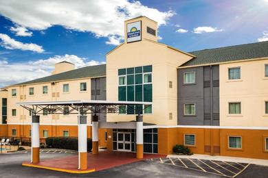 Отель Days Inn & Suites by Wyndham Augusta Near Fort Gordon