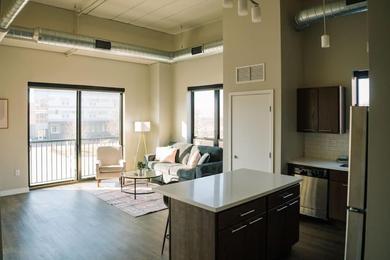  Modern 2 Bed Apt Downtown with Gym & Rooftop