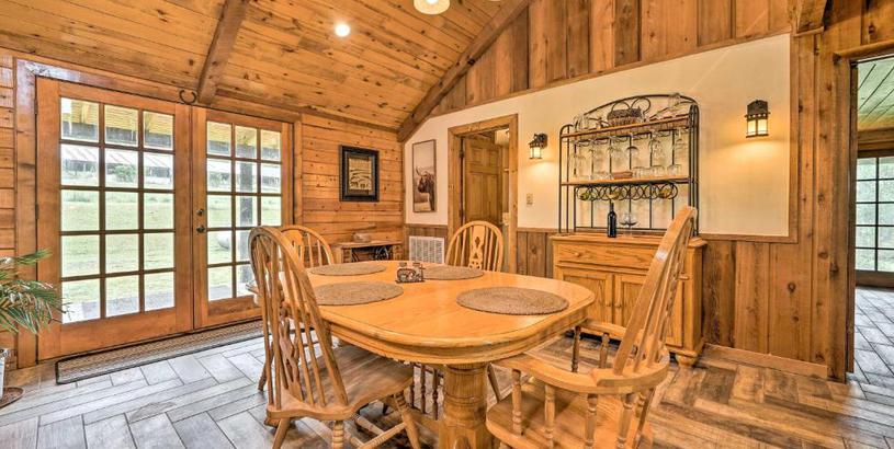 Holiday home Pet-Friendly Broken Bow Gem with Deck and Grill!