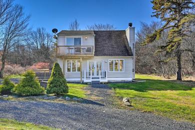  Peaceful Poconos Home with Lake and Pool Access!