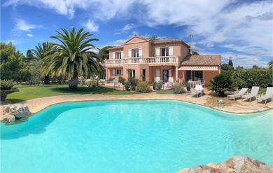 Holiday home Nice Home In Cers With 5 Bedrooms, Jacuzzi And Outdoor Swimming Pool
