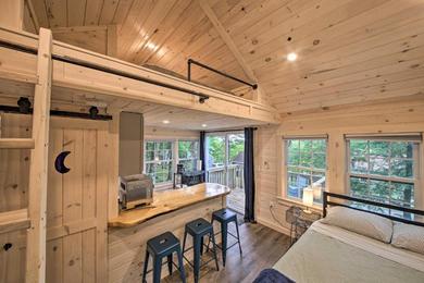 Апартаменты Idyllic Edgecomb Forest Studio with Deck and Balcony!