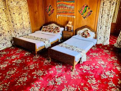 Hotel Houseboat Mughal Suit