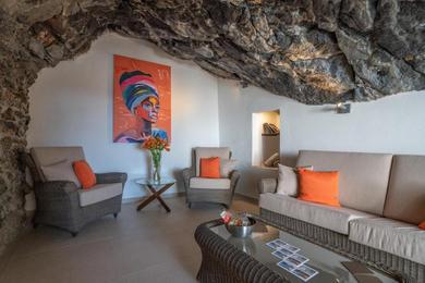 Holiday home Spectacular Cave with two large terraces (70m2) by the sea