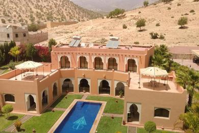 Вилла 6 bedrooms villa with private pool enclosed garden and wifi at Ibn Ayaden