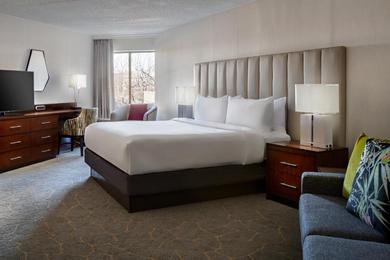 Отель DoubleTree by Hilton Fairfield Hotel & Suites