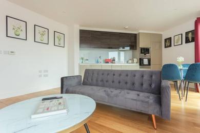 Apartments Contemporary 1 Bedroom Apartment in Canning Town with Balcony