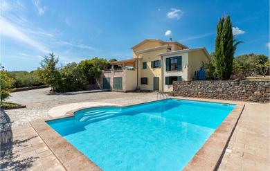 Holiday home Stunning Home In Bosa With Wifi, 5 Bedrooms And Outdoor Swimming Pool