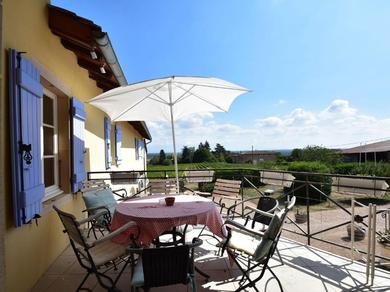 Holiday home Vintage Farmhouse in Vinzelles with Pool Centre Nearby