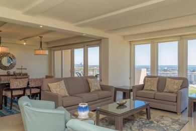 Panoramic bayview! Spacious 10th floor condo beachfront resort, shared pools & jacuzzi Pet friendly