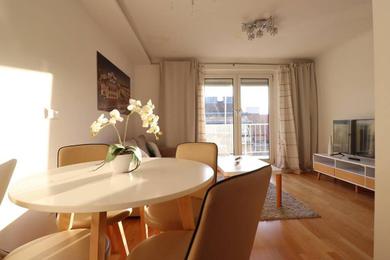 Apartments Brilliant View: Balcony Home, Modern, Stylish and newly Renovated